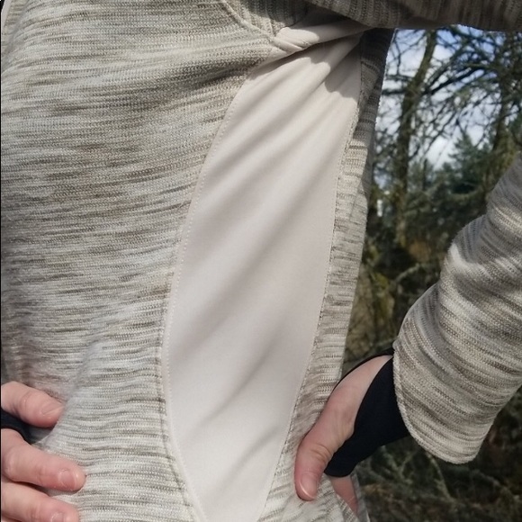 Columbia Sweatshirt!! 💙 - Picture 3 of 6